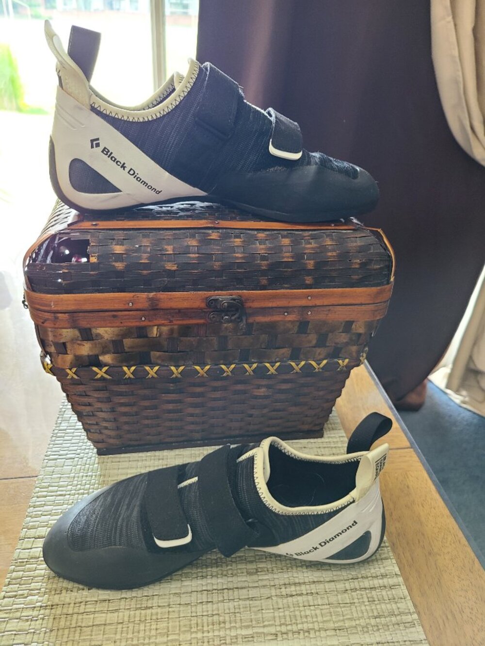 Men's Momentum Climbing Shoes Size M10/W11 Color Black & White - Picture 2 of 8